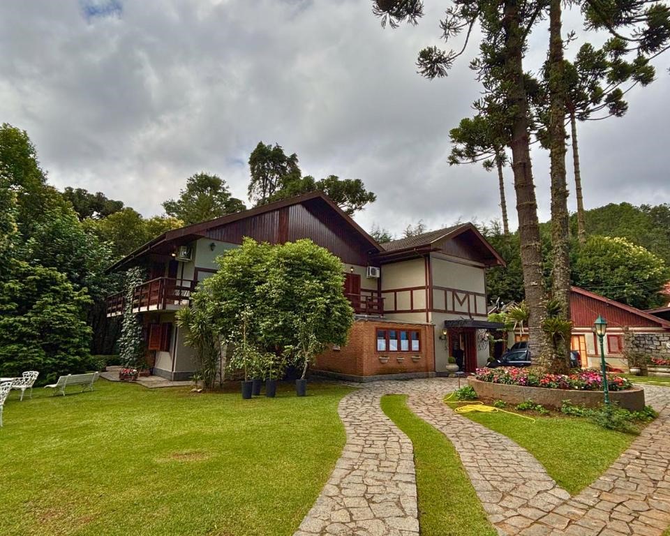 Localizada a apenas 2,7 km do Capivari, a Casa Garten une a paz da serra à praticidade de estar perto dos principais restaurantes, lojas e atrações da cidade. Suas suítes charmosas foram cuidadosamente decoradas para oferecer bem-estar e aconchego em cada